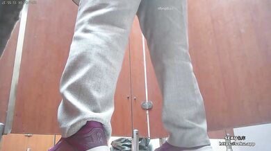 最新流出大神潜入旅游景区人满为患的女厕超近视角偷拍游客尿尿墨镜美女的性感馒头逼~1